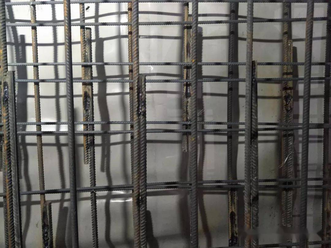 用仪器测放的隧道中线及标高对已安扎好的钢筋再次进行结构尺寸检查