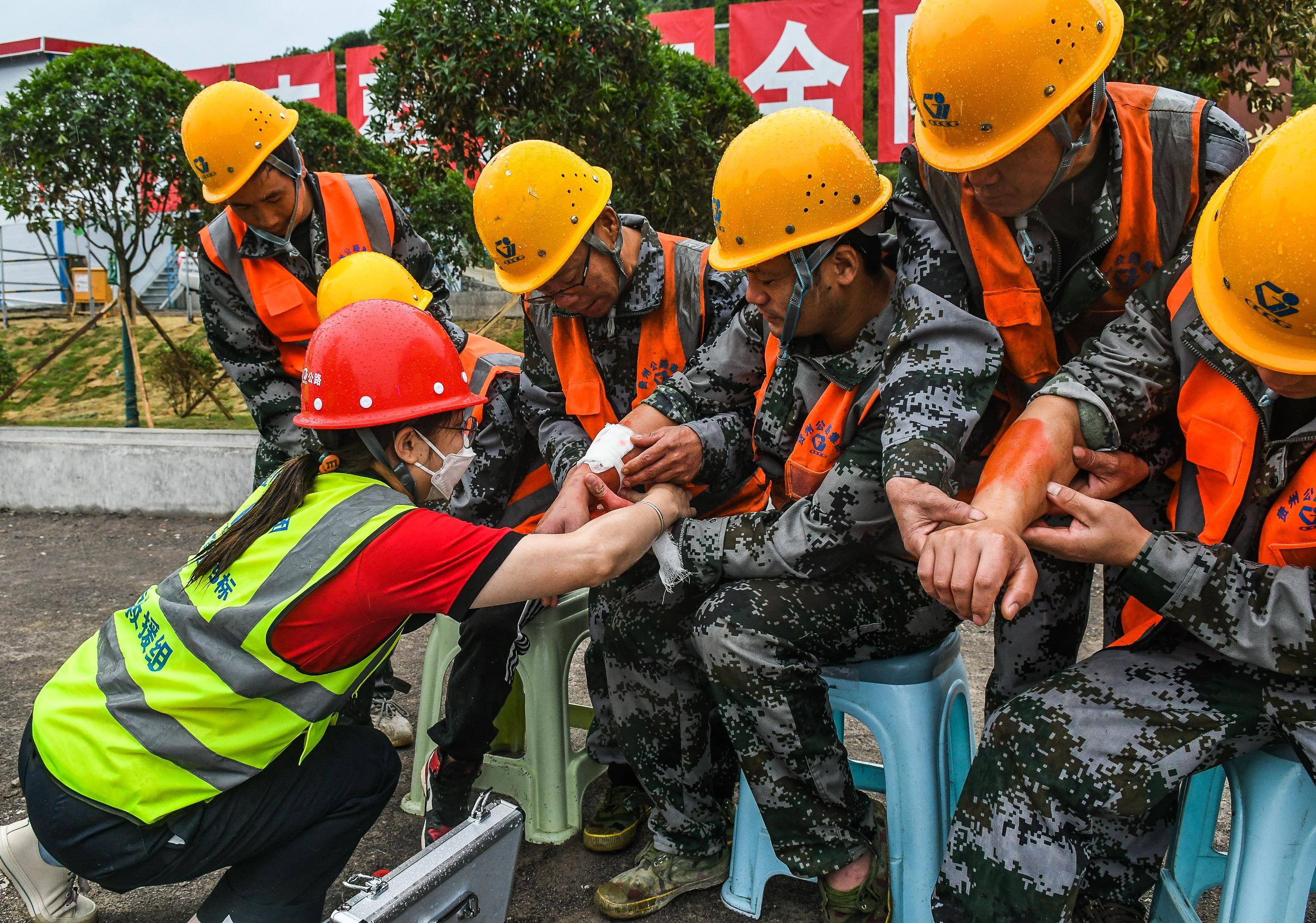 贵州举行隧道坍塌应急抢险救援演练