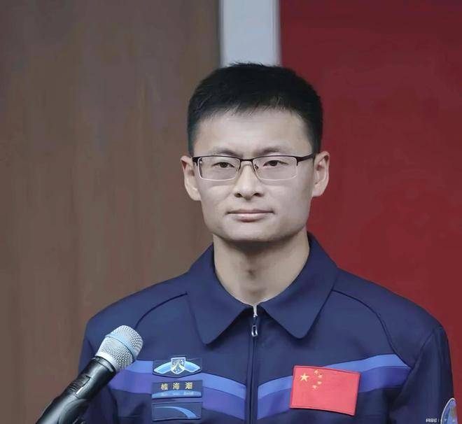 第三批航天员桂海潮, 有4个"与众不同"_同志_首位_年龄