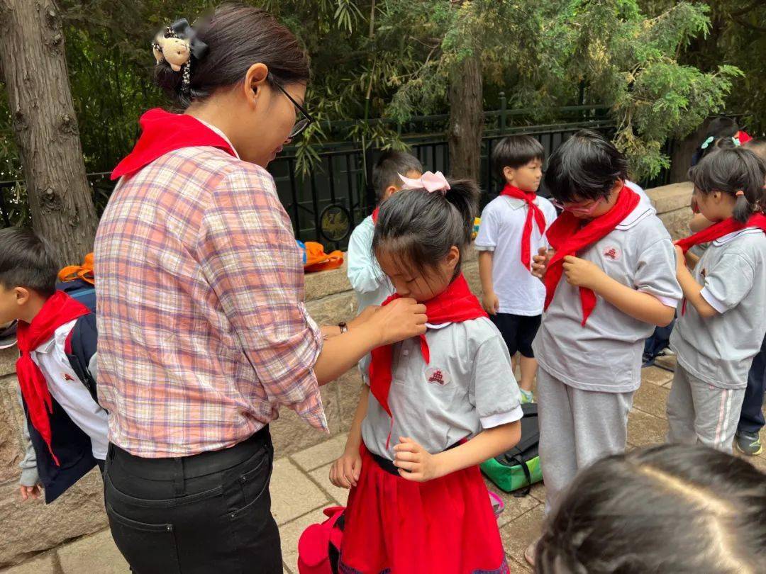 从小学先锋 长大做先锋——北京邮电大学附属小学一年级集中入队仪式