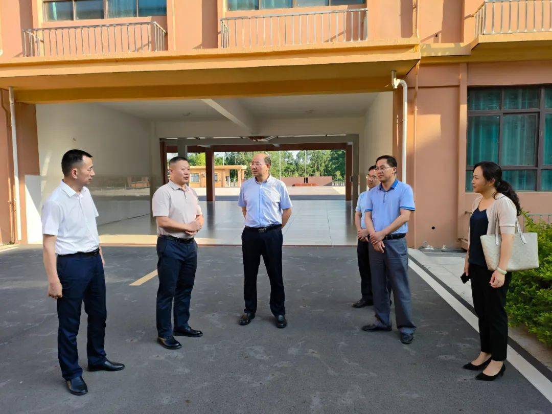 随后,韦平走进武宣县丰华中学和武宣县中学,详细了解学校的发展概况