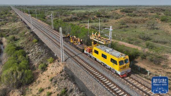 太锡铁路内蒙古段架线忙_新华社_导线_接触网