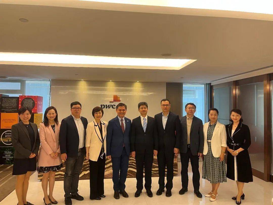 青岛市市南区代表团一行在香港办公室(右五为青岛市市南区委书记王锋)