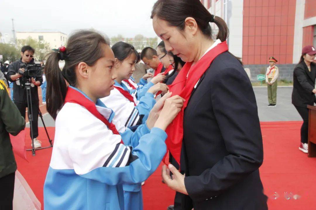 海晏县祁连山小学庆"六一"活动侧记_入队_少年_同学