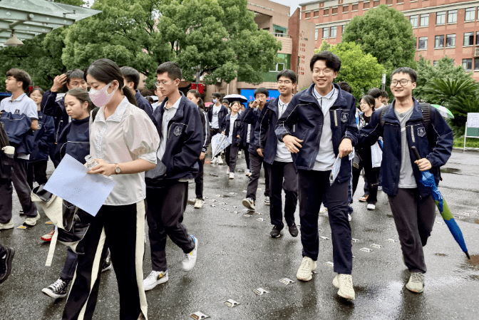 普通高考及浙江省选考安排在余姚中学,梦麟中学,余姚八中3个考点,其中