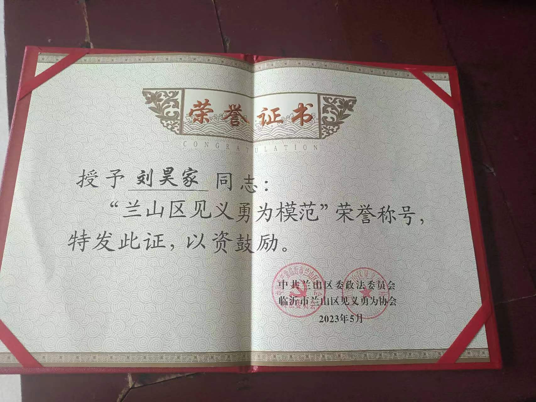 61岁男子抱40斤石头跳池塘砸窗救人:三次下水,胳膊