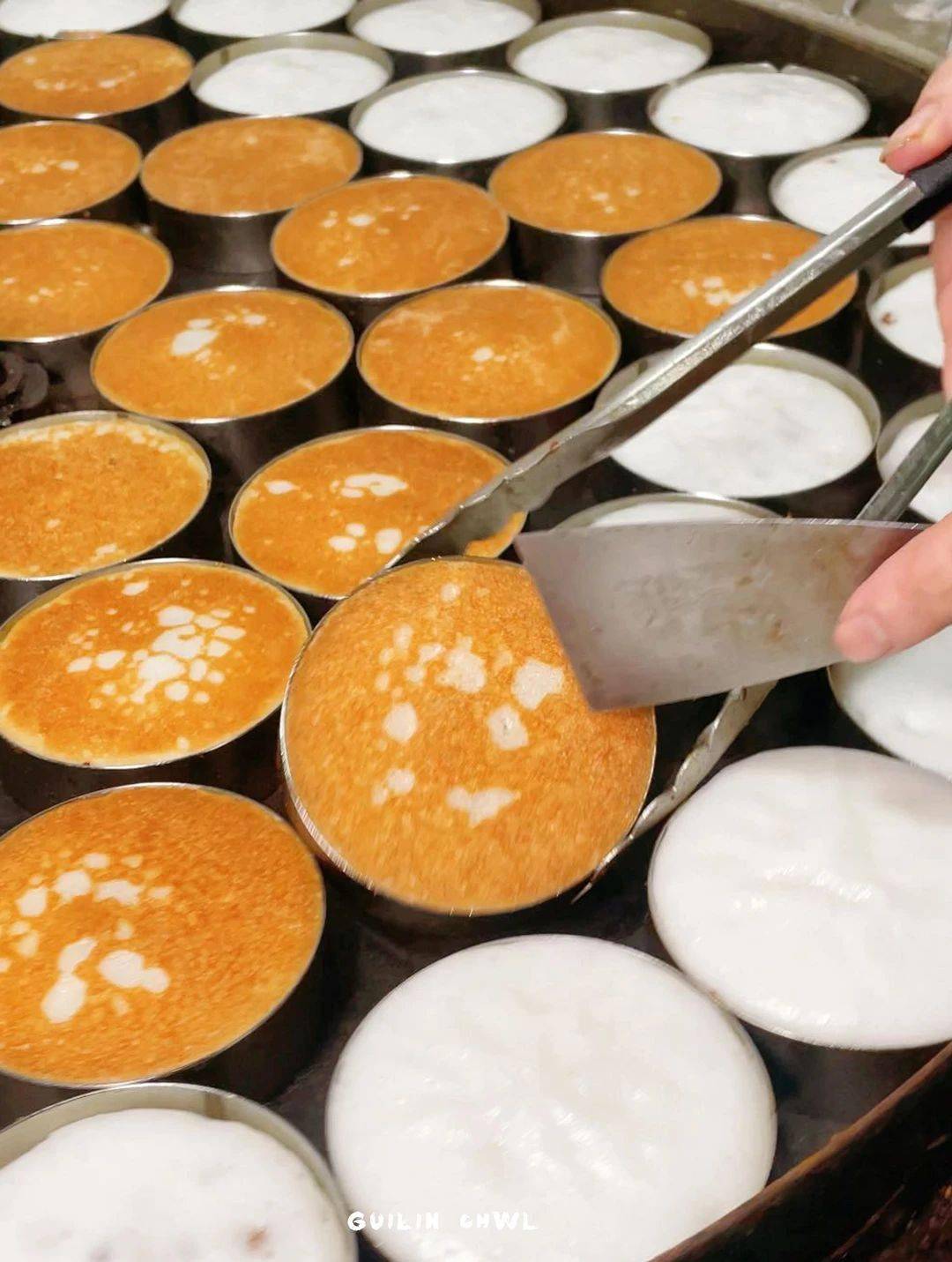 在桂林这个不起眼的通道口,找到了5毛钱的烤米糕!_小吃_门店_传统