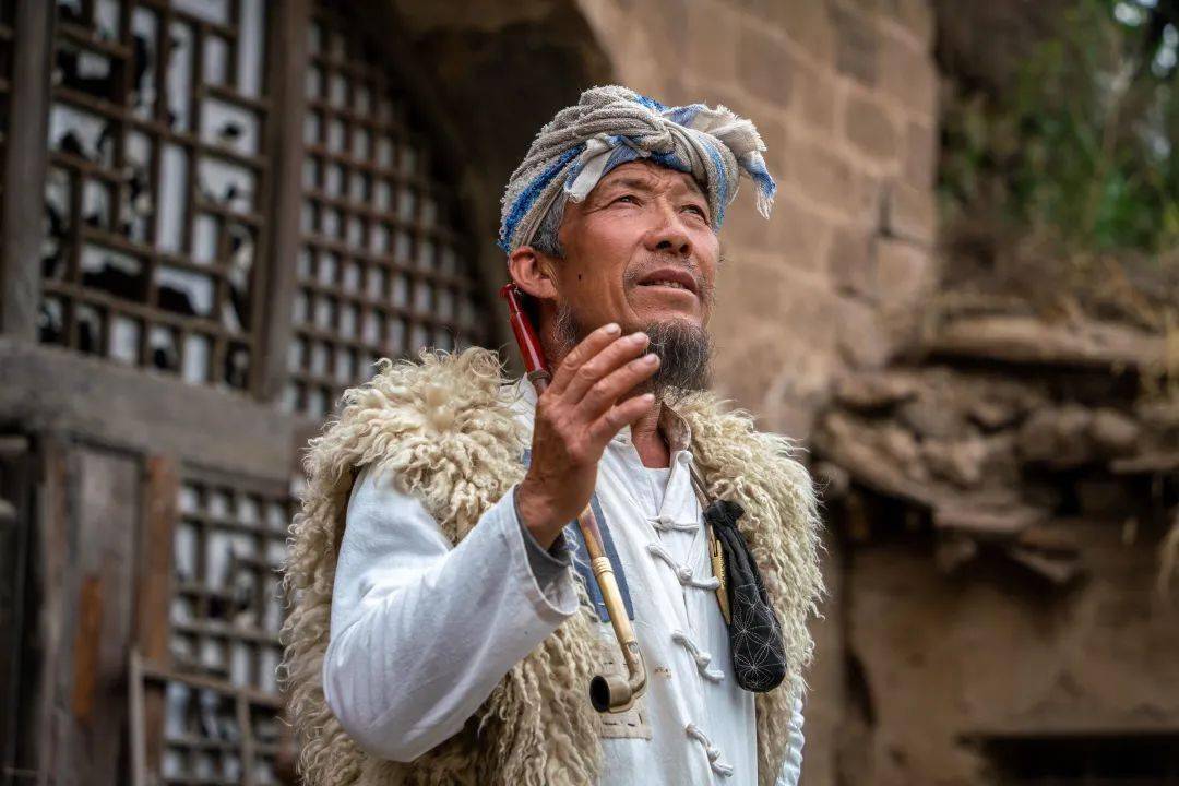 歌者头戴着的白羊肚手巾,正是对黄土高原上多风沙的特殊环境的适应.