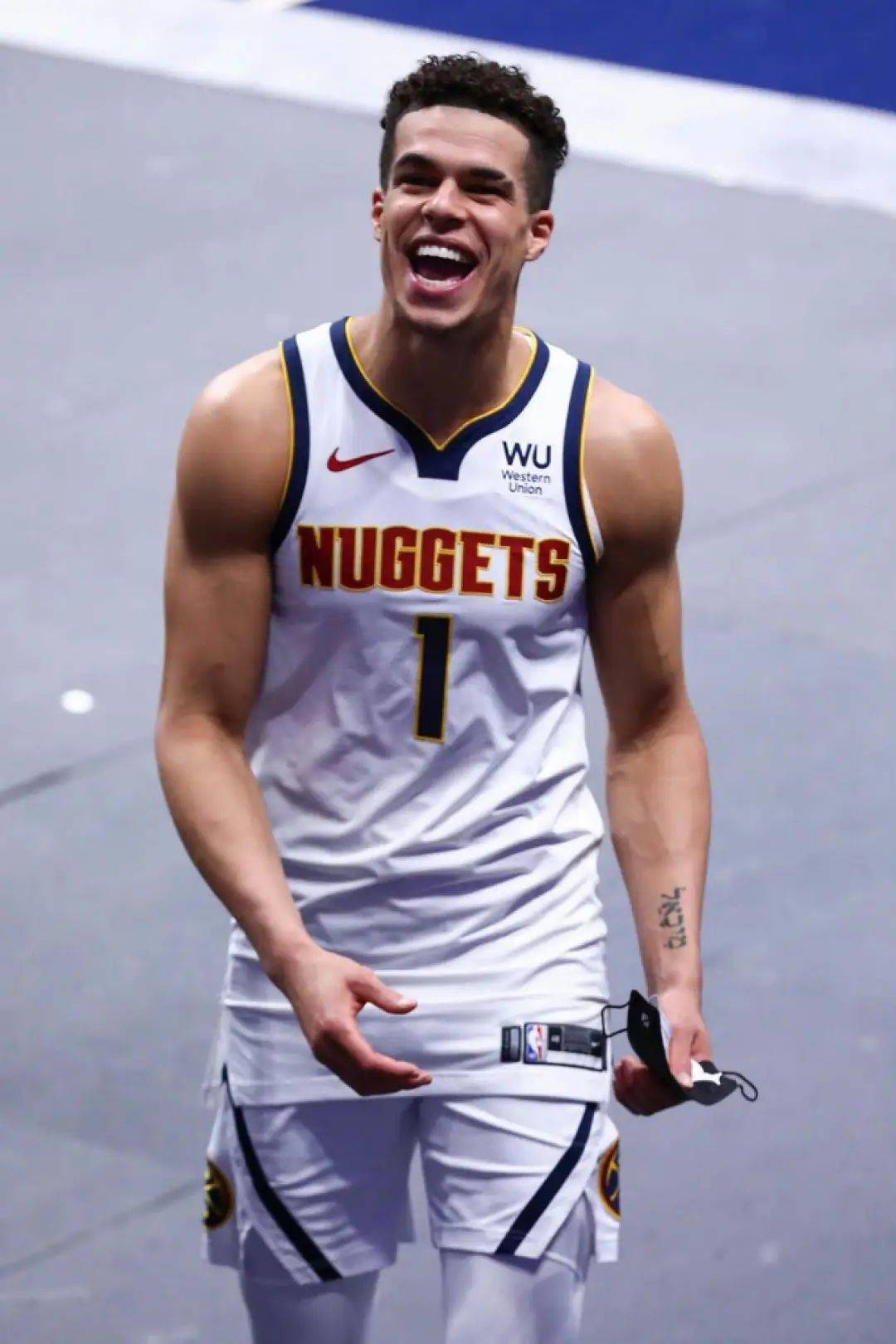 长着一张美国中学校霸脸,打法风格也极为吸粉,出色的身型在三号位有着