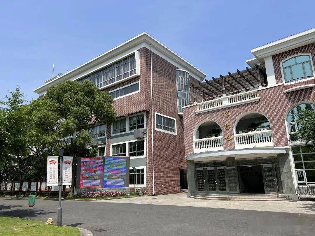 "考虑到上海财经大学附属中学校门前路幅较窄的情况,财大附中校外辅导