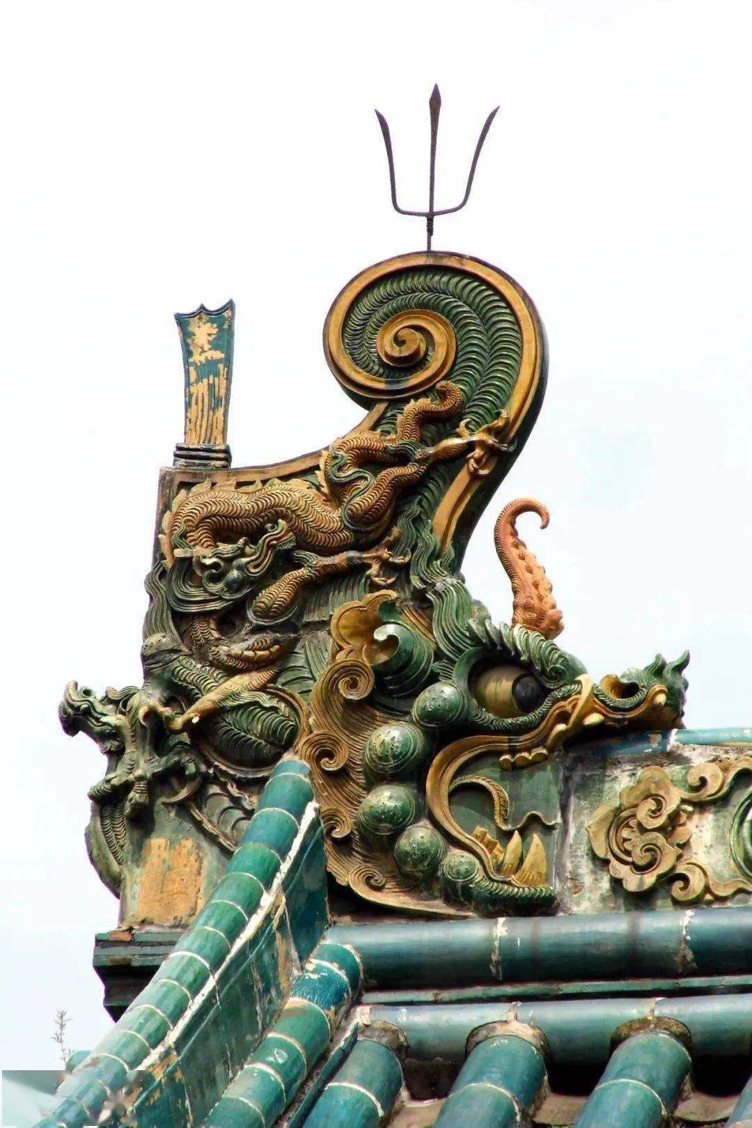 古建筑屋脊上的琉璃装饰