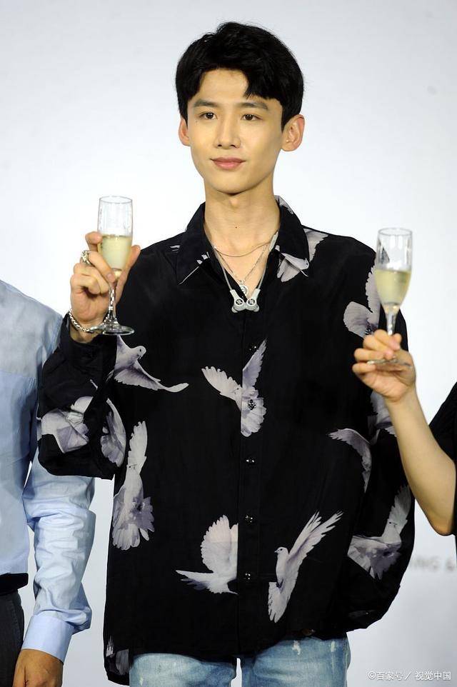 白敬亭发小婚礼现身,黑框眼镜增添成熟魅力_感觉_才华_口罩