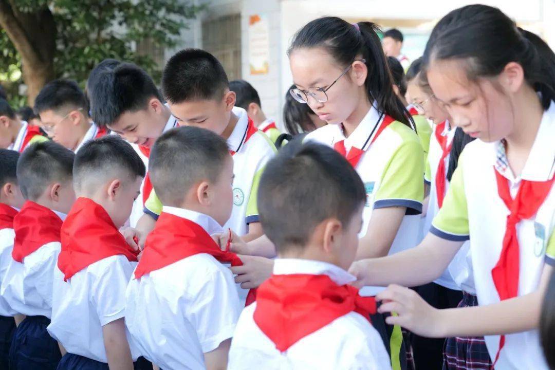 手拉手同入队,心连心共成长 | 云健小学和城市港湾校区联合举行首批新