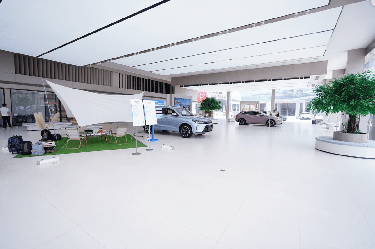 接待大厅非常宽大整洁.