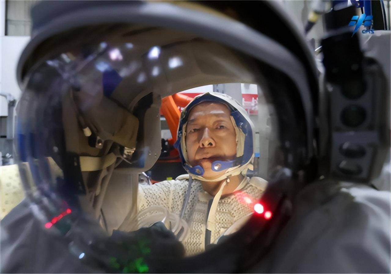 最励志航天员邓清明:备战25年,家乡父老终于看他"飞天"_空军部队_首批