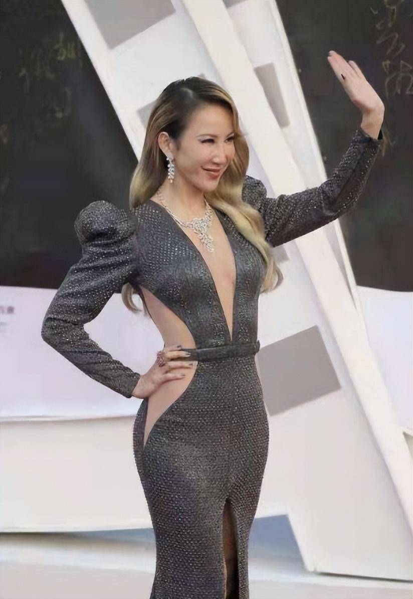 二,李玟(身高162cm)穿裤装的她,偶尔也会露出来一点点小腹肌