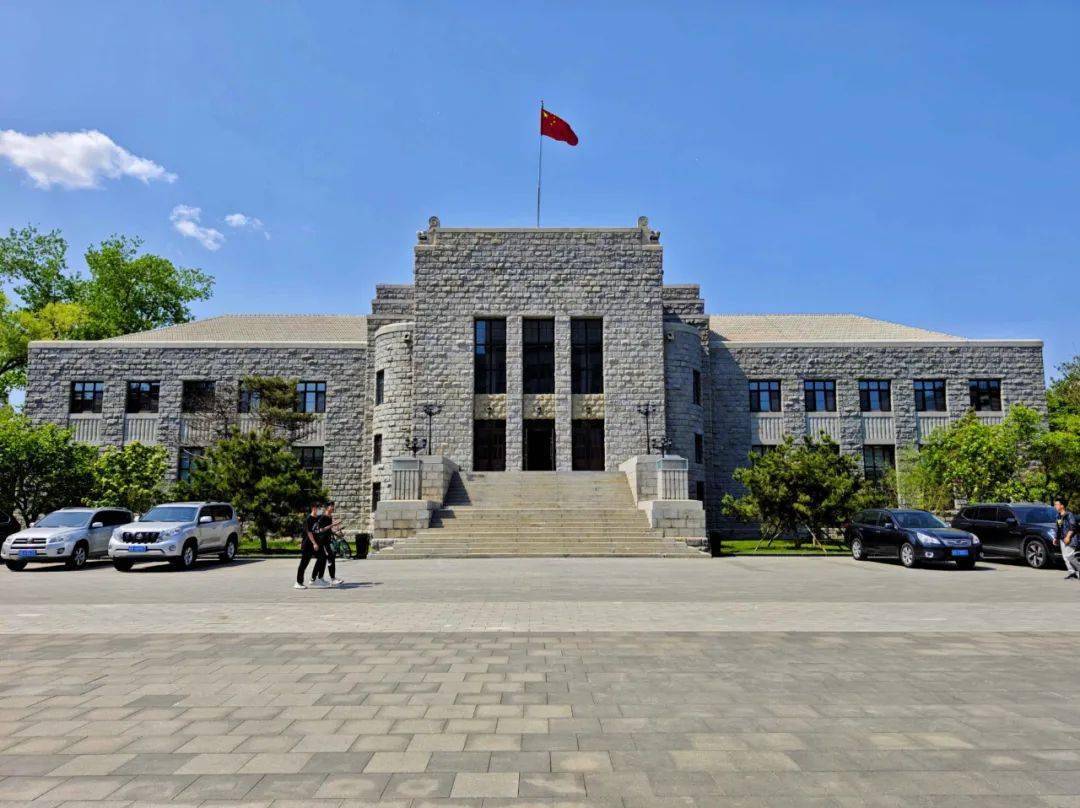 身为吉林人,很难不知道东北电力大学的石头楼.那是东电人心中的印章.