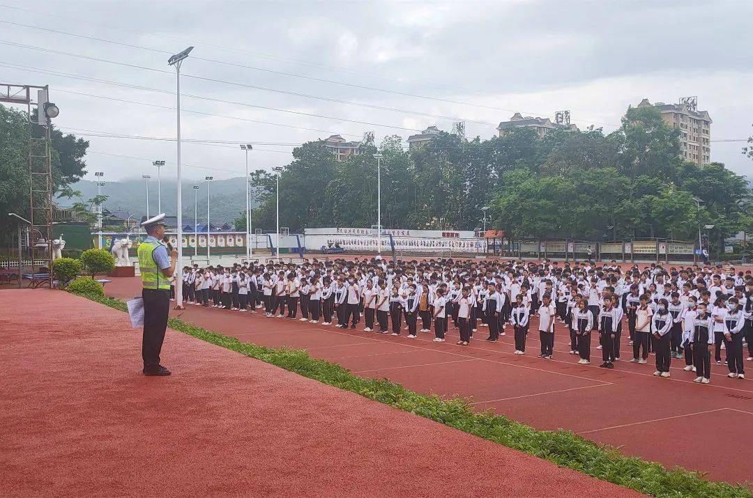 6月6日上午,勐腊县公安局交通警察大队走进南腊中学开展"平安童行"