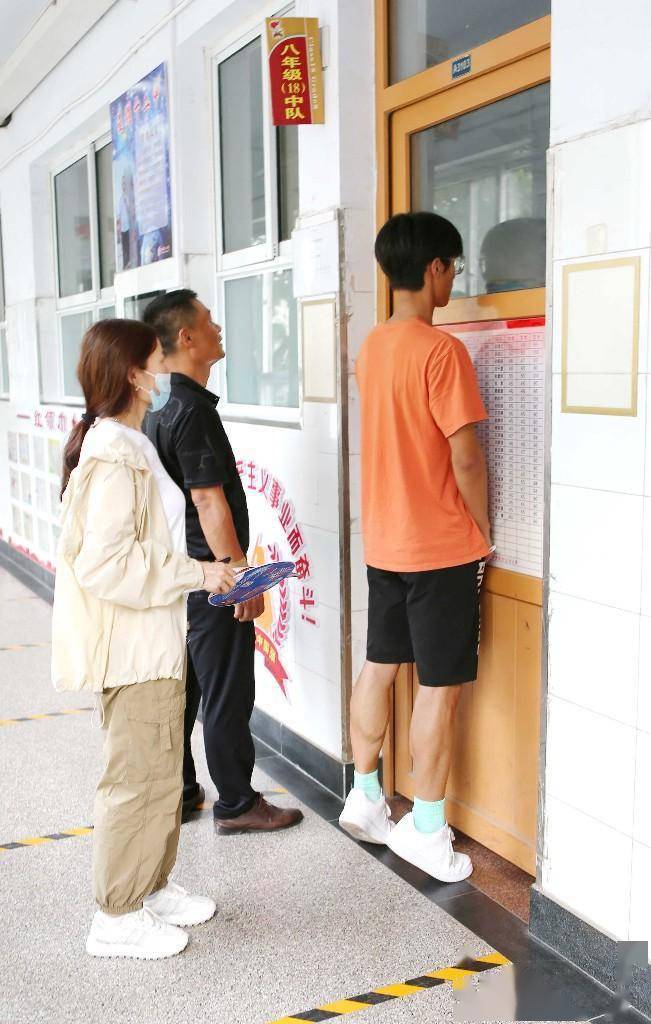 考生田盛宾在爸爸妈妈的陪同下,熟悉考场.