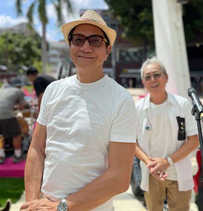 谭咏麟与钟镇涛街头唱歌,热到脸红只吹风扇,环境简陋仍卖力演出_温拿