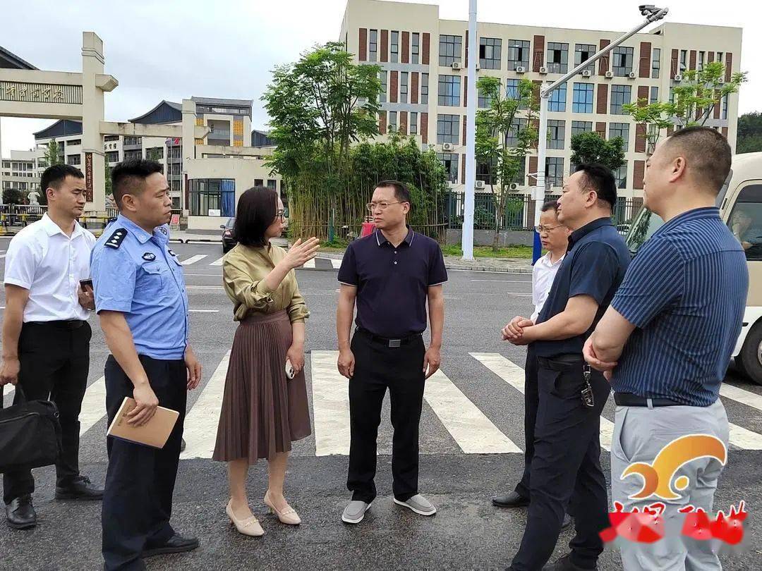 当天,杨鹏先后来到县职业中专,恒雅中学,新晃一中等地,详细了解各学校