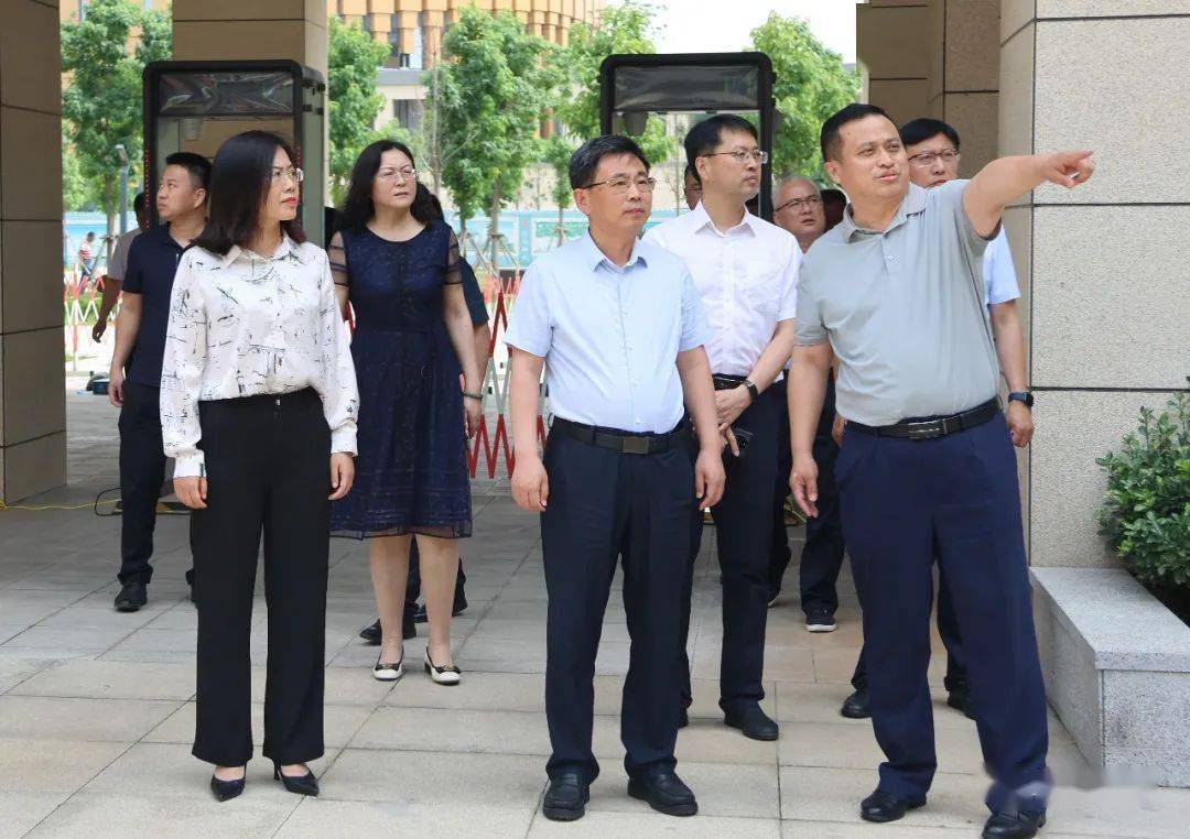 6月5日,县委书记王秀成带队调研我县高考准备工作,县领导姜爱文,丁芳