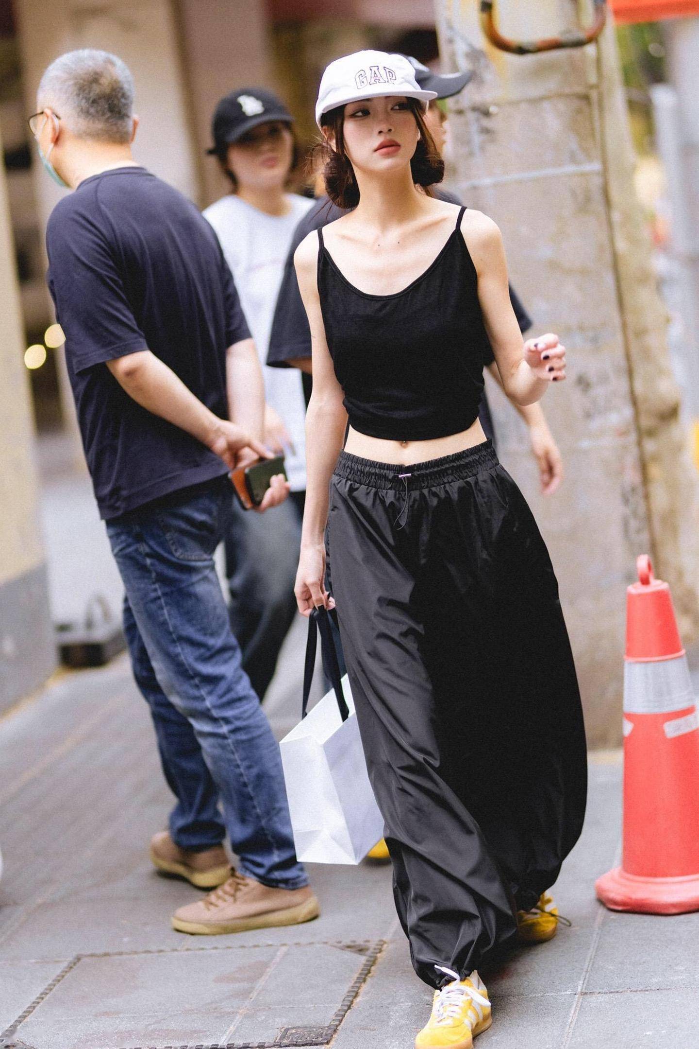 网红带火了一种穿搭,叫"上半身露腰,下半身遮腿",时髦显腿长_身材