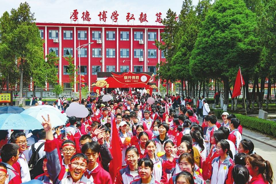 6月6日,山西長治二中舉行了一場別開生面的高考出徵儀式,預祝考生旗開