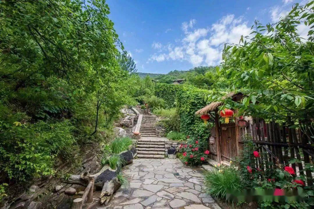 十渡民俗风情苑初春,山花烂漫,香飘万里;夏季,绿意欲滴,泉眼喷流,这里