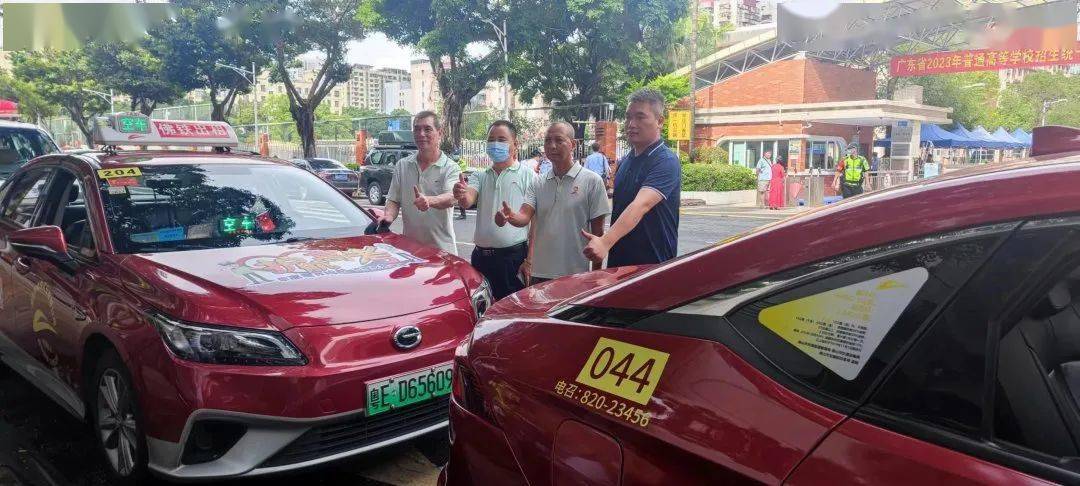 现场驻点的出租车詹司机已经连续三年参与爱心护考,曾为忘带身份证的