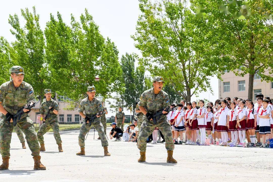 丽泽小学:学生进军营 国防教育"零距离"_精神_部队生活_革命