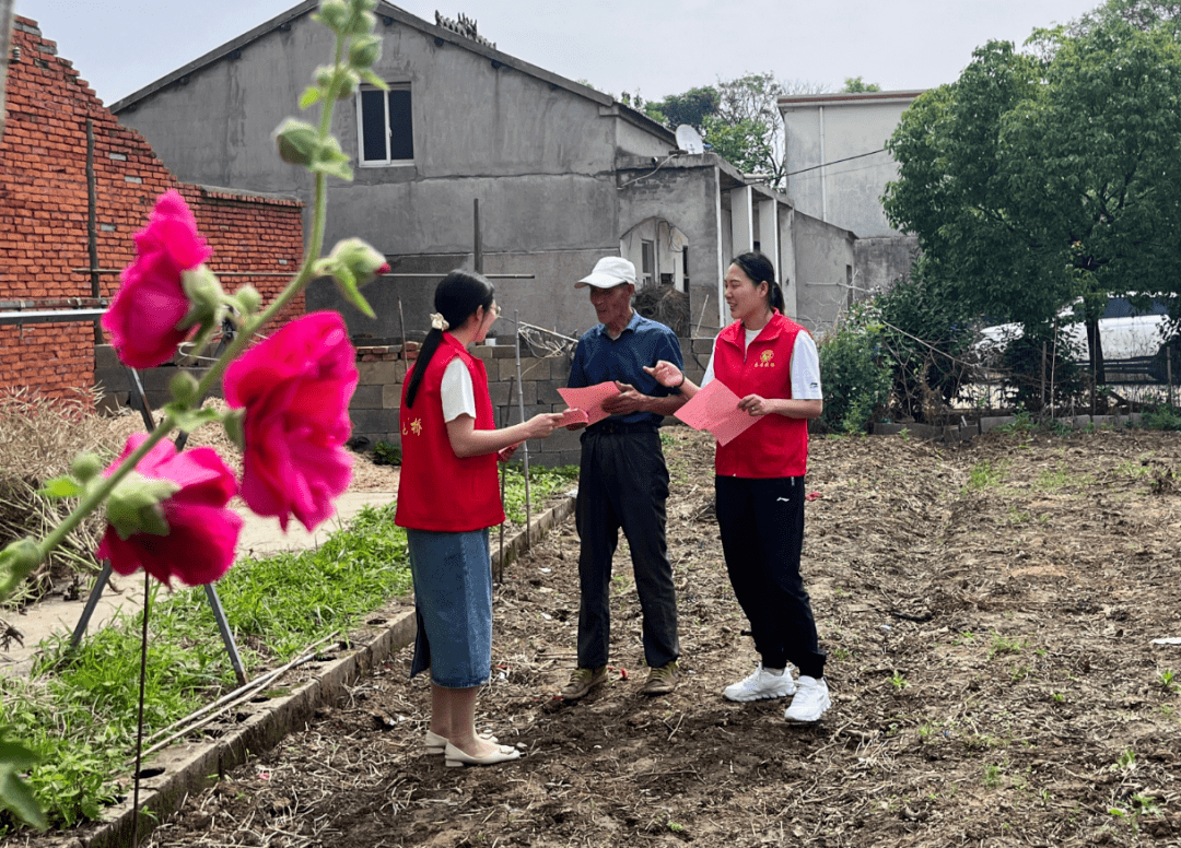 老师集体打开车灯为高考学生"照亮前程"6月4日是庐江县金牛中学高三