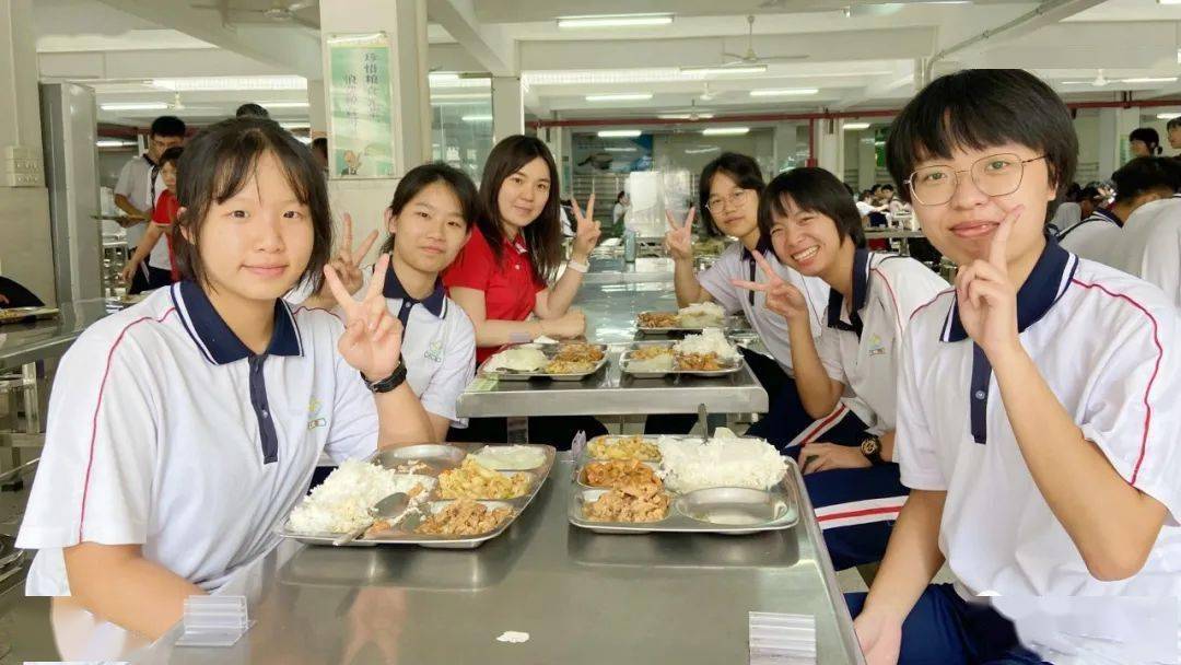 鹤山考场外,他们的快乐溢出了屏幕!_考生_冯铭军_市场