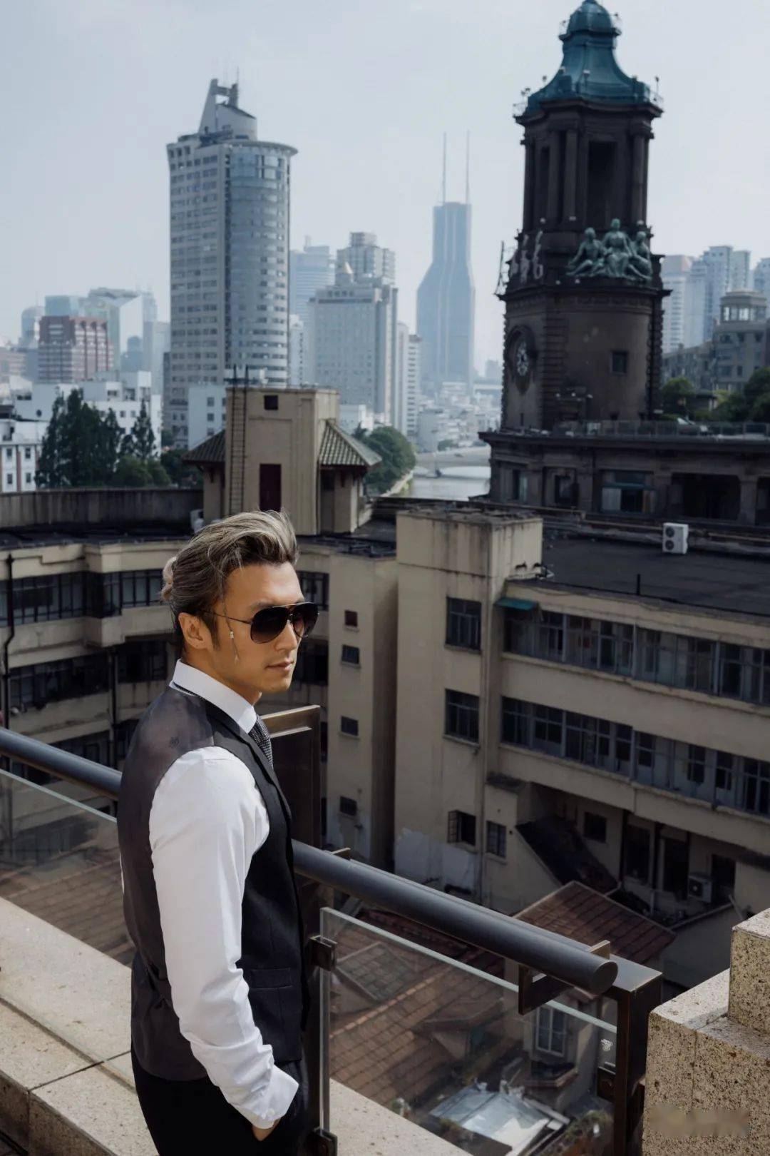 谢霆锋上海亮相 天台戴黑超留影极似四哥型佬味_合作_电影_黑色