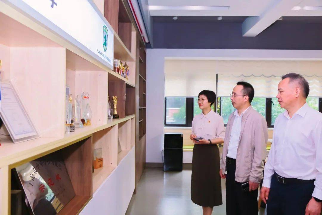 上海市奉贤区委副书记唐晓腾一行来汇贤中学视察工作_特色_施文龙