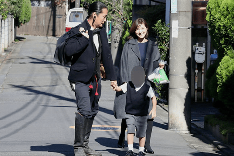 个人生活方面,2003年,广末凉子与大五岁的模特冈泽高宏结婚,产下一子