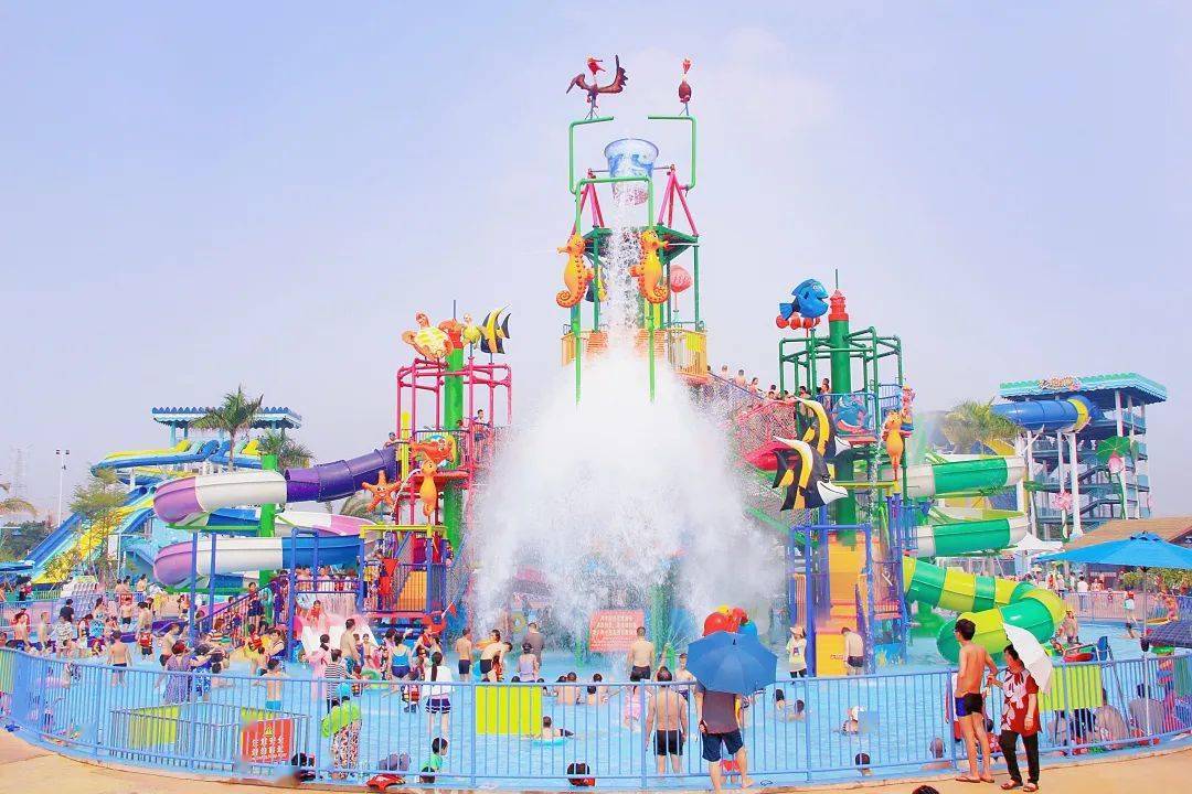 蛇口脱险般的惊险在蟒蛇口90度垂直俯冲极速眼镜蛇滑道释放压力与亲朋