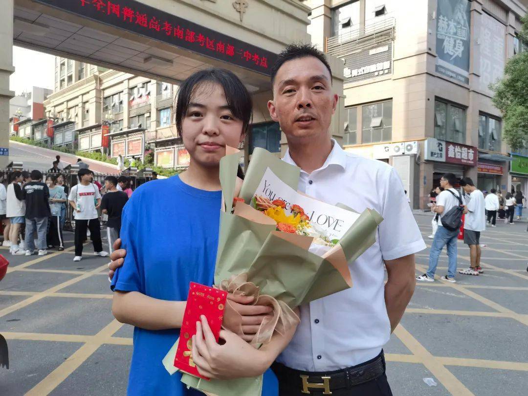 2023南部高考结束!鲜花掌声共迎光明未来_考生_家长_送祝福