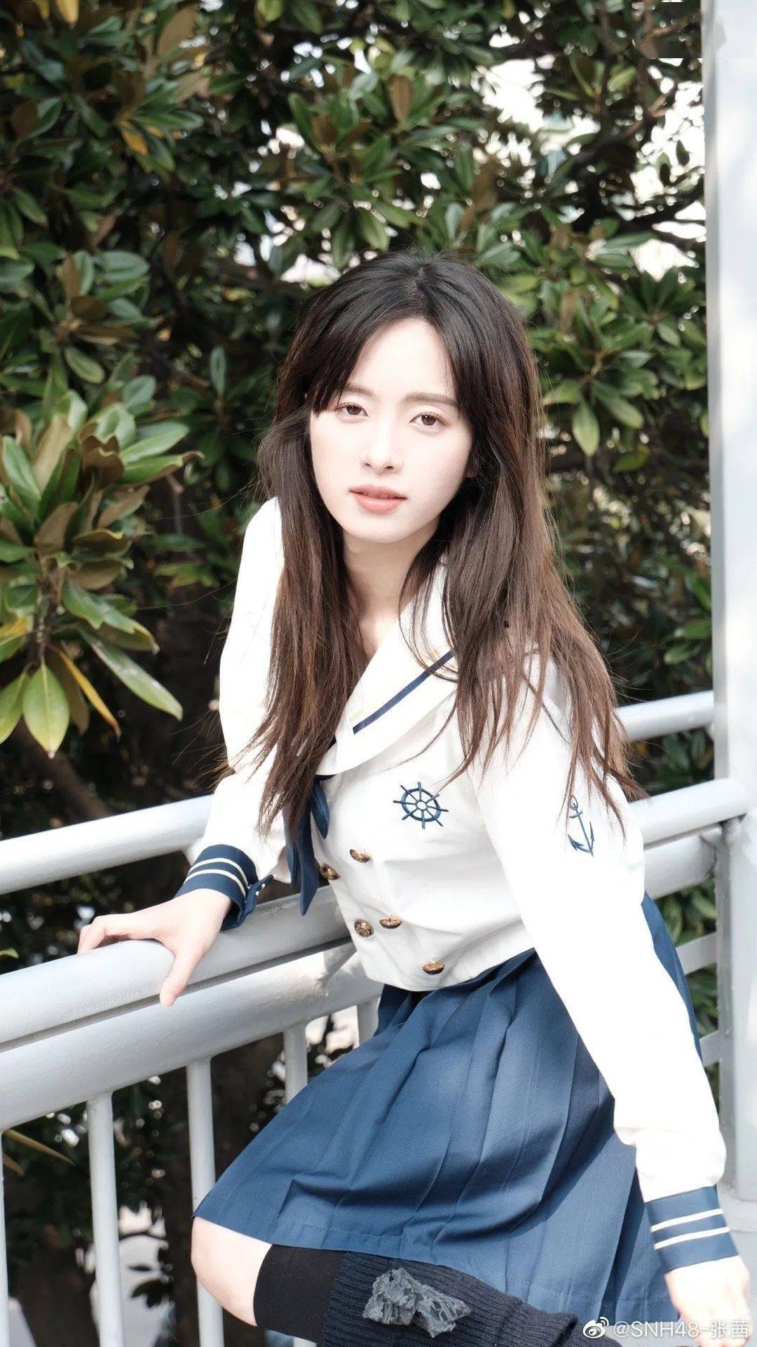 snh48张茜承载三四年光阴年华的校园,各个角落都存有故事的痕迹,承寄