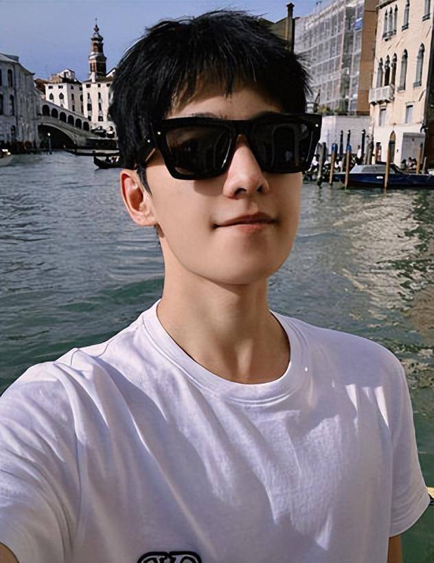 "顶流男神"杨洋恋情爆6天仍封口!