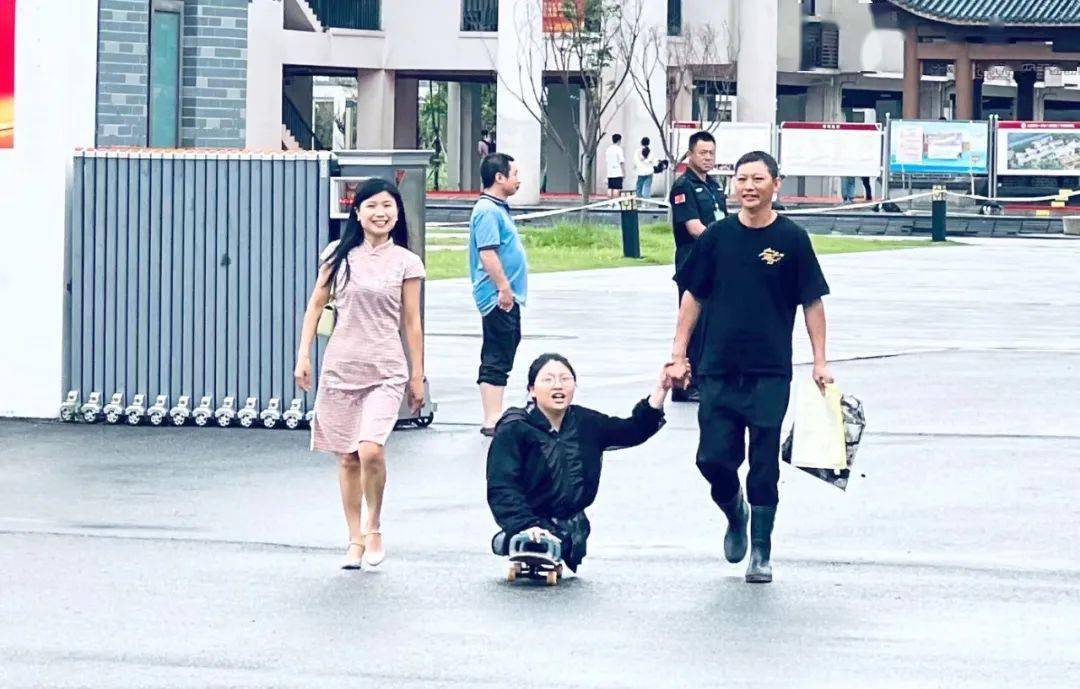 今年18岁的蒋张子怡是江西省上饶市上饶中学的一名高三学生.