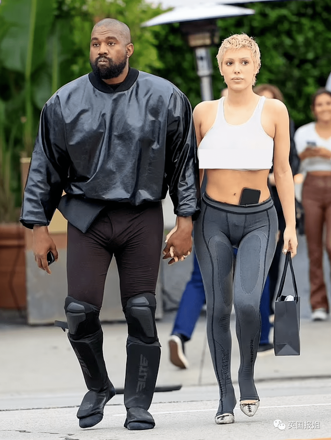 侃爷把新妻子打扮成"黑色蚕蛹"出街?