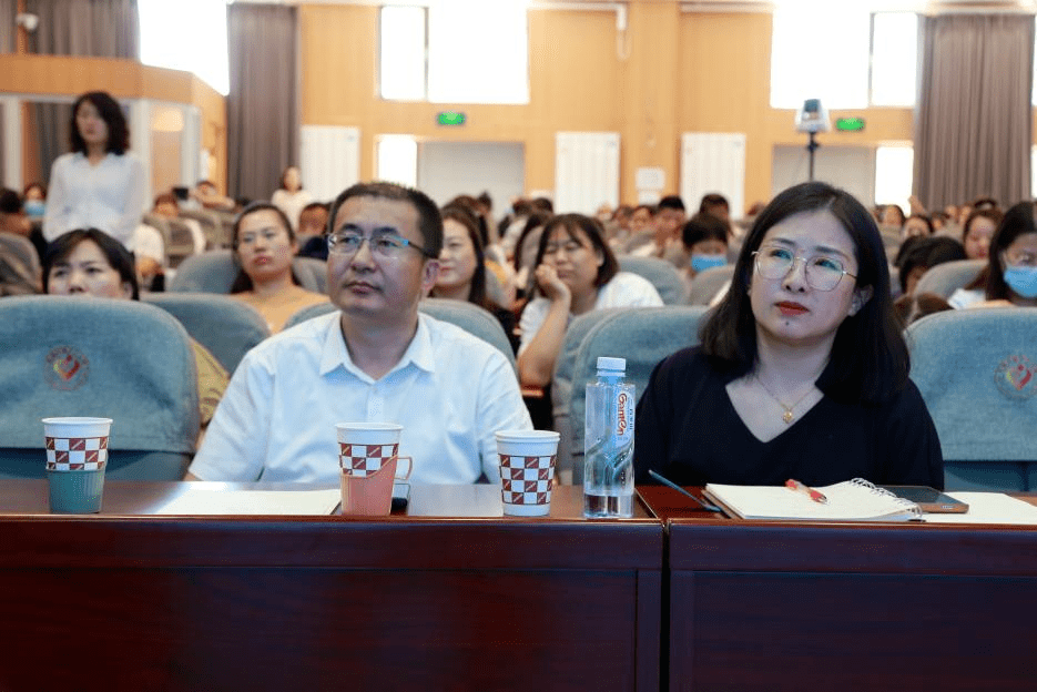 因此,帮助孩子及早学会控制自己的情绪,教给孩子情绪管理的技巧,对