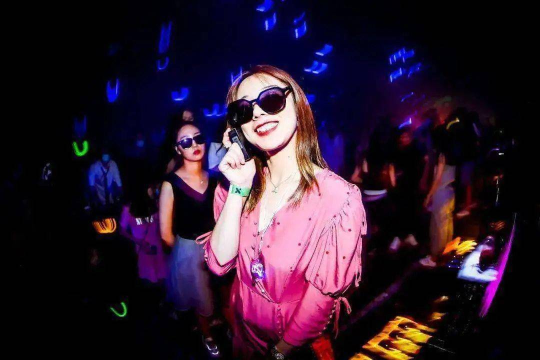 和你一起热情拥抱着从天而降的水花高颜值蹦迪老炮儿,性感gogo dancer