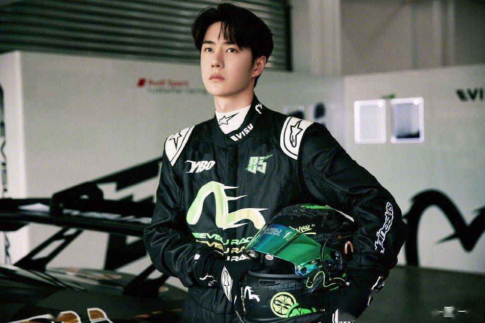 王一博分享六宫格随拍, 穿赛车服造型帅气十足,又美又飒!