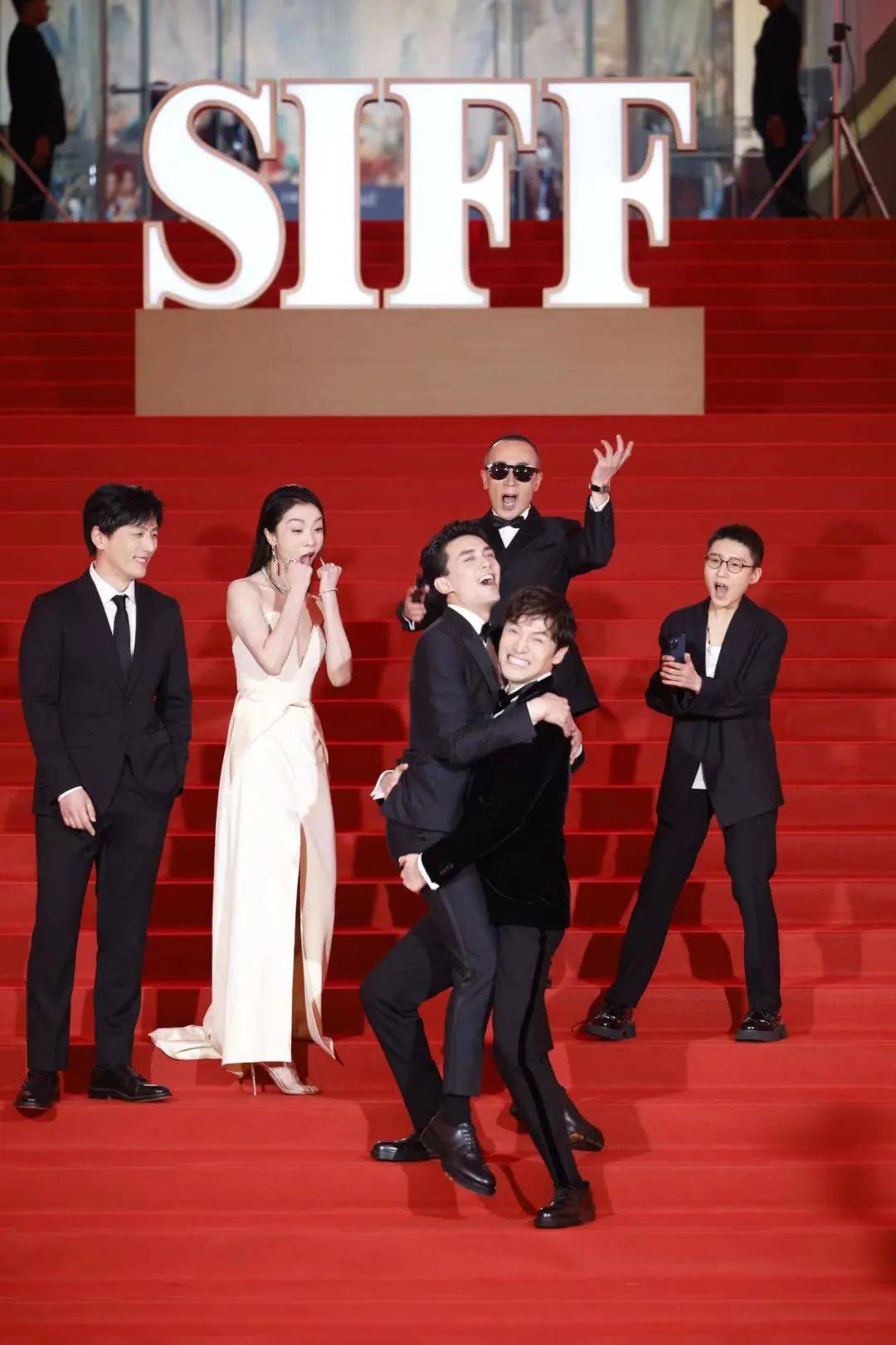 胡歌把他抱起来了_带着_舒淇_主创