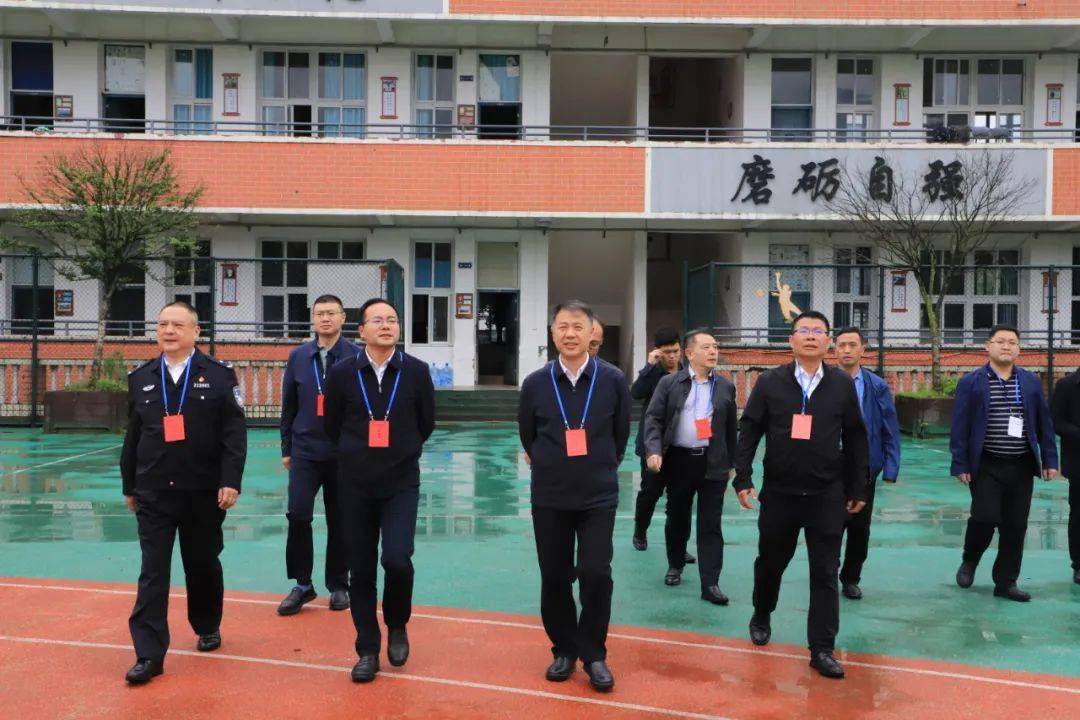 6月7日,高考首日,县委书记张继军一行到城口中学高考考点巡考,督导