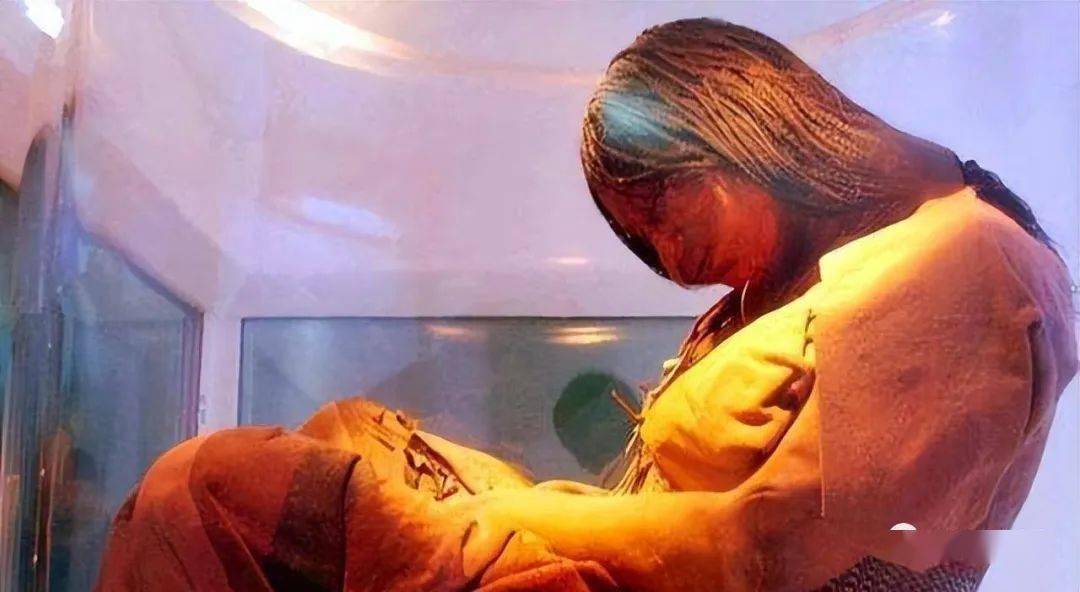 2011年泰州发现百年女尸,皮肤细腻吹弹可破,卸掉外衣后不忍直视_棺材