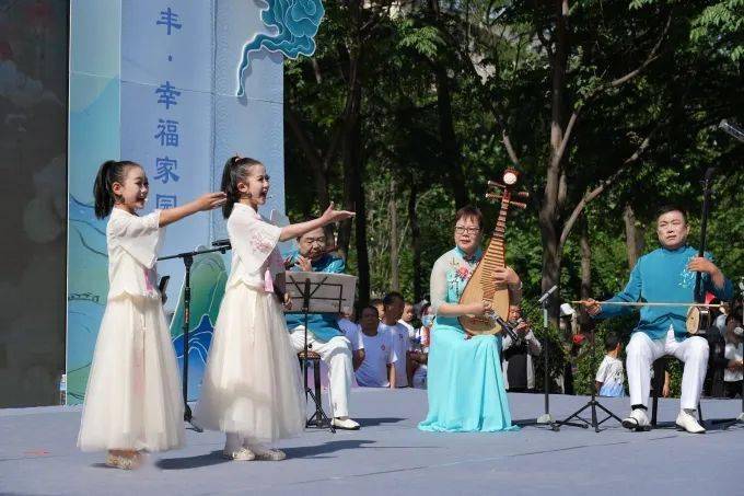 年仅10岁的小学生陈雨桐,路小贺在表演传统唱段《偷石榴》