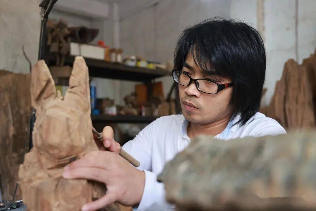 素木生花,为全南"雕像"!月日旺:独具匠心的木雕艺术家_作品_根雕_家乡